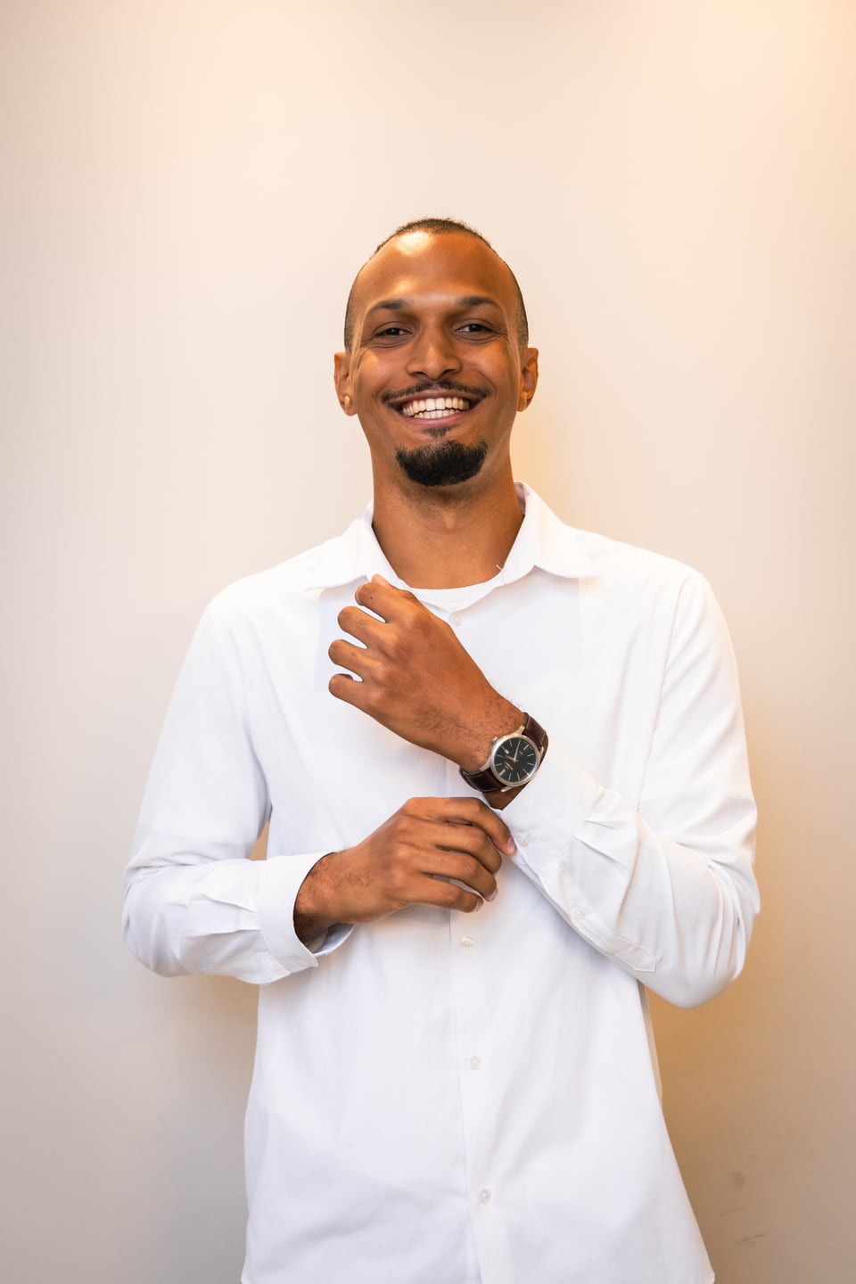 Thiago Santos em ensaio profissional de camisa branca