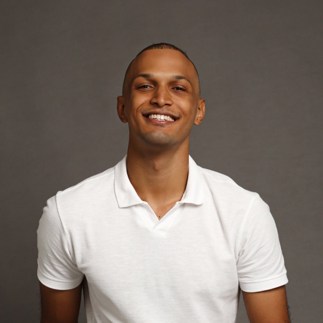 Thiago Santos em retrato profissional